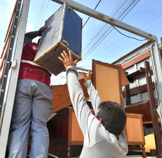 Entrega de muebles y solidaridad